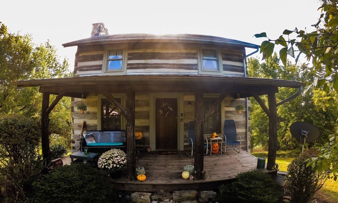 Sharpsburg House | Secluded Log Cabin with Spa and Hot Tub, Rated 10/10