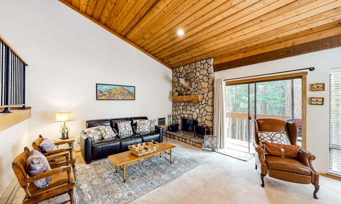 Lakeshore Condo | Cozy Condo with Pool & Hot Tub - Steps from Huntington Lake