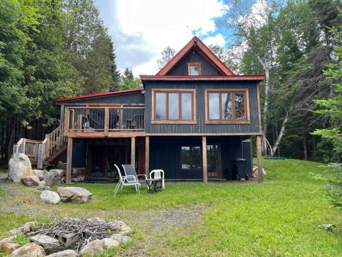 Nominingue House | Cozy Cottage Retreat by the Lake for Family Adventures
