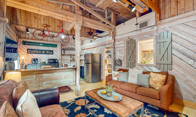 Eureka Springs Historic District Cottage | Charming Cottage with Backyard & Spa Near Downtown Attractions