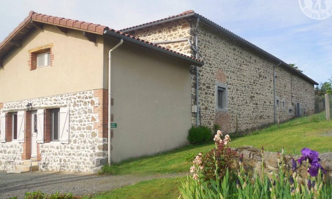 Chamboeuf Cottage | Cozy Gite Aveizieux: 2 Bedrooms with Spa and Kitchen