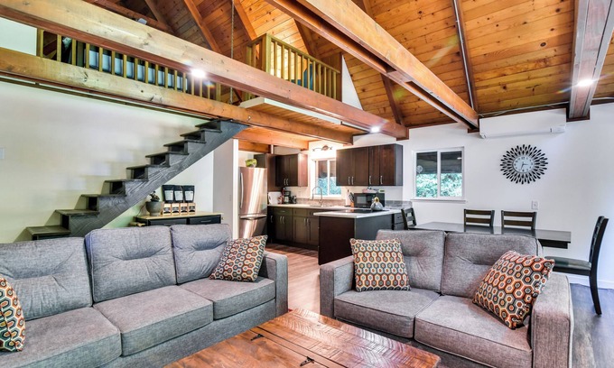 Mount St. Helens Cabin | Cozy Cougar Cabin with Fire Pit & Pet-Friendly Comfort