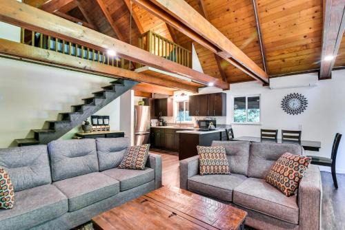 Mount St. Helens House | Cozy Cougar Cabin: Pet-Friendly Retreat with Fire Pit