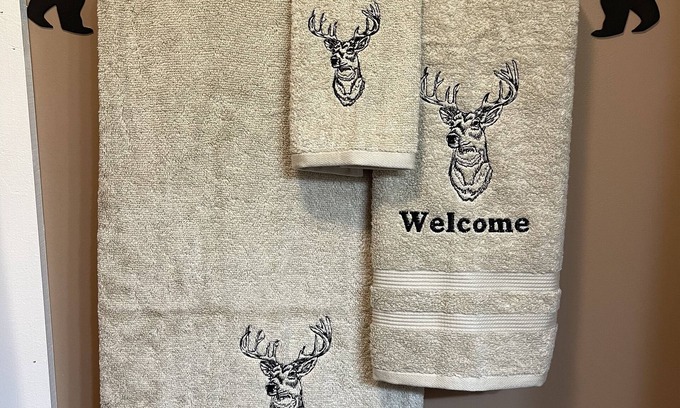 Hawks Cabin | Cozy Rustic Country Cabin with Breakfast & Kitchen Amenities
