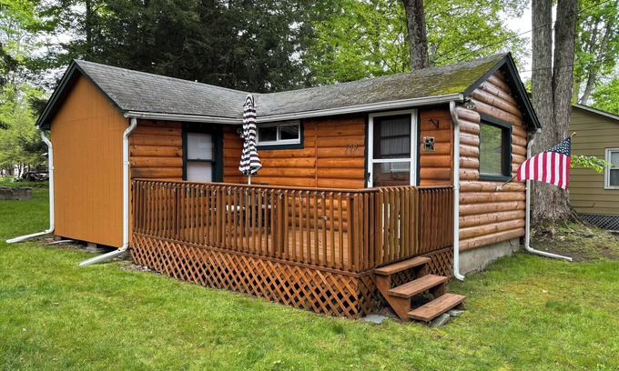 Smallwood Cabin | Charming Smallwood Cabin: 9.8 Rated & Pet Friendly Escape