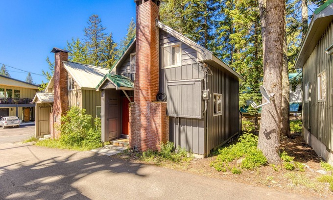Government Camp House | Cozy Cabin Retreat: Fast WiFi, Games & Close to Fun