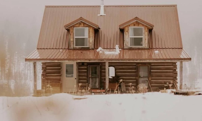 Tonasket House | Cozy Cabin Retreat in Okanogan Highlands with Kitchen & Pets