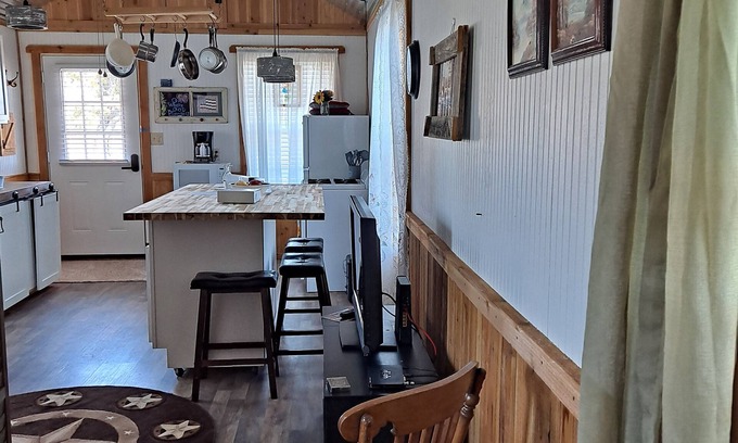 Gainesville Cottage | Cozy Cottage Retreat: Guest Rated 9.8 with Lake Views