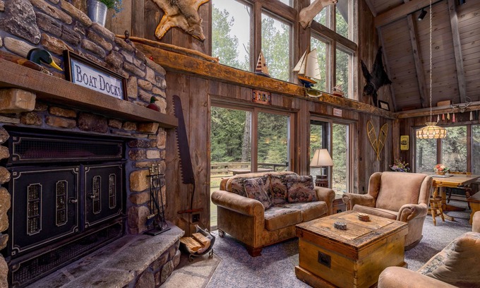 Rowleys Bay Cabin | Cozy Log Home Retreat with Spa and Hot Tub Near Sister Bay