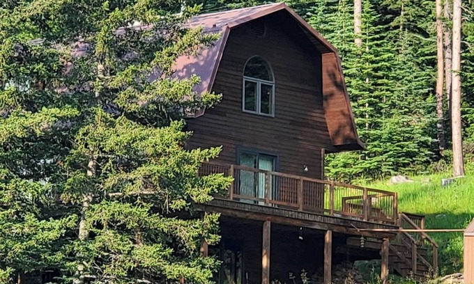 Deadwood Cabin | Scenic Rustic Creek Cabin with Pool & Hot Tub in Whitewood