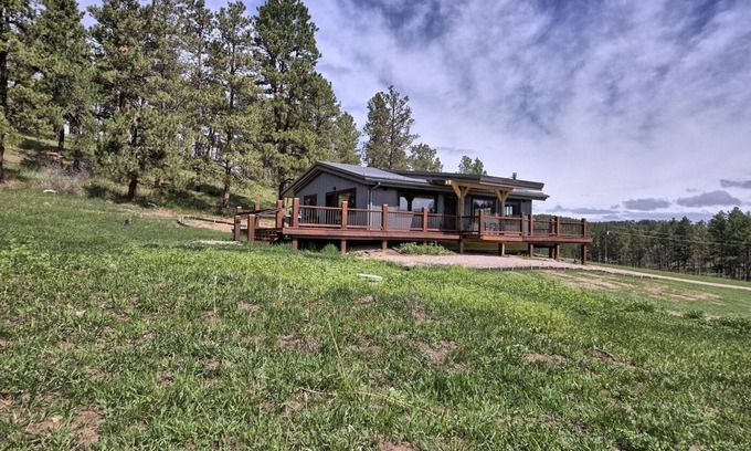 Colonial Pine Hills Cabin | Rustic Timber Frame Cabin with Spa and Pet-Friendly Amenities