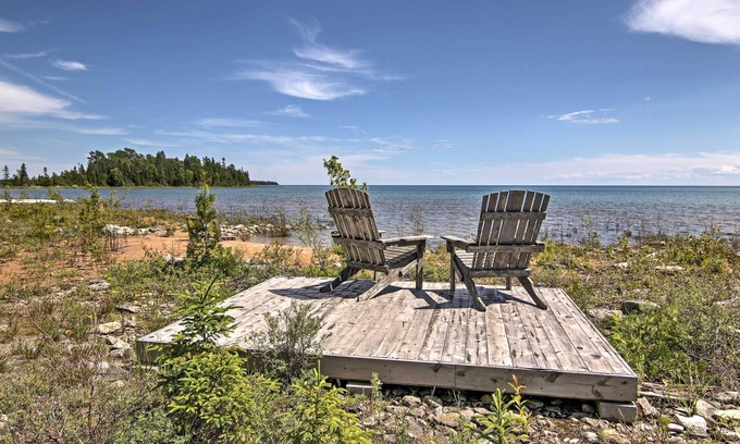 De Tour Village Cabin | Cozy De Tour Village Cabin with Deck by Lake Huron
