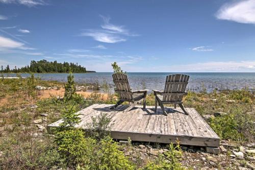 De Tour Village House | Scenic De Tour Village Cabin with Deck by Lake Huron
