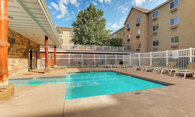 Columbia Hotel | Inviting King Bed Retreat in Stoney Creek with Breakfast