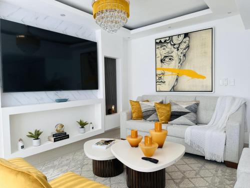 Cerro Alto Apartment | Rustic Elegance St: Family-Friendly Oasis with Pool Access