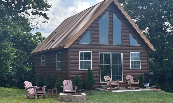 Jonesborough Cabin | Pet-Friendly Cabin Retreat in Historic Jonesborough, TN