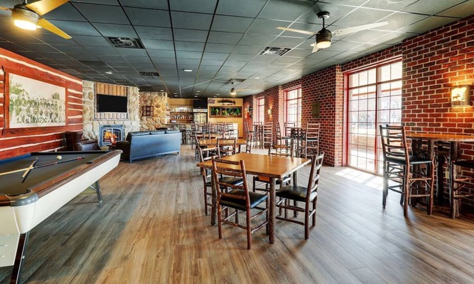Moline Hotel | Cozy Retreat by the Mississippi with Pool & Pet Friendly Options