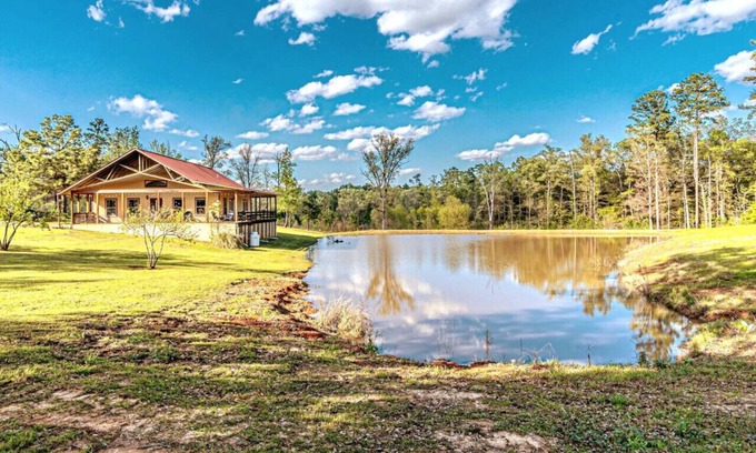 Winnsboro Other | Rustic Retreat: Enjoy Ponds, Firepit & Family-Friendly Amenities