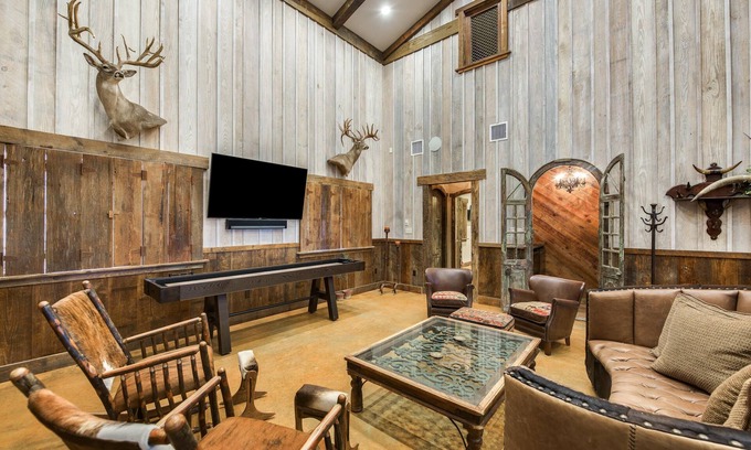 Doss Cabin | Elegant Rustic Retreat with Ocean View & Spa Amenities