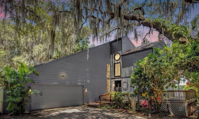 Umatilla House | Enchanting Lake Retreat with Jacuzzi and Scenic Views