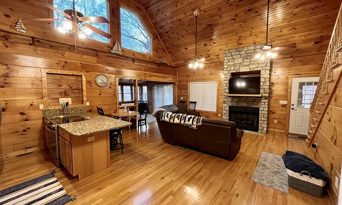 Fair Play Cabin | Escape to Lake Hartwell: Pet-Friendly Retreat Awaits!