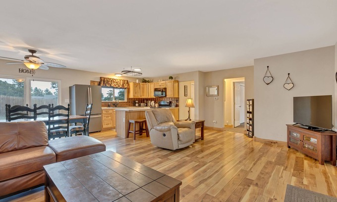 Estes Park House | Rustic Estes Park Home with Private Hot Tub & Pool Access