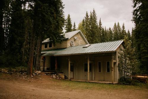Columbia Valley Ski Chalet | Rustic Executive Cabin at Beaverfoot with Hot Tub Access