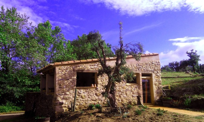 Sant Climent Sescebes Cottage | Natural Retreat: Rustic Farmhouse with Spa & Breakfast!