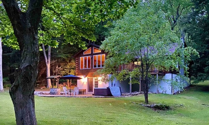 Farmington Cabin | Relax at Lazy Bear Lodge: Private Retreat with Hot Tub