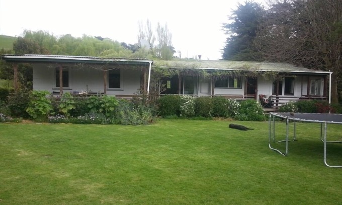 Wanstead Cottage | Inviting Farm Cottage Retreat in Wanstead Valley, 9.6/10
