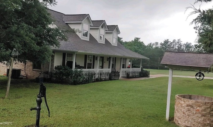 Bryan House | Rustic Retreat Near TEXAS A&M - Pet and Child Friendly