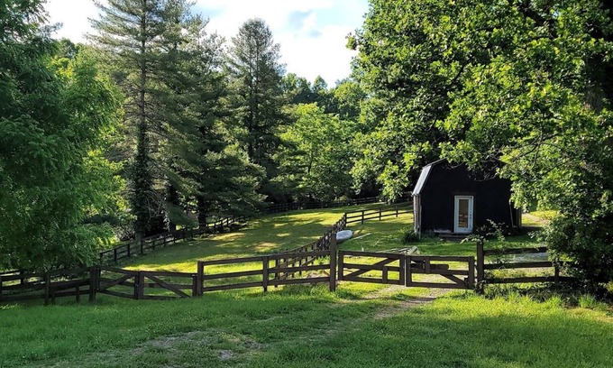 Hendersonville Apartment | Rustic Farm Stay Studio in Hendersonville - 10/10 Rated!