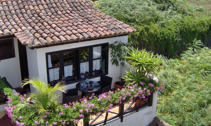 El Guincho Apartment | Quaint Holiday Home with Balcony and Breathtaking Views