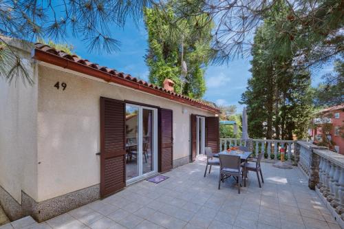 Artatore House | Oceanfront Rustic Holiday Home in Artatore - 8/10 Rated Stay