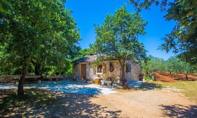 Nova Vas House | Tranquil Holiday House Legovic with Pool and Spa Amenities
