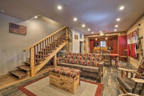 Hollister House | Relaxing Hollister Cabin with Spa Near Downtown Branson
