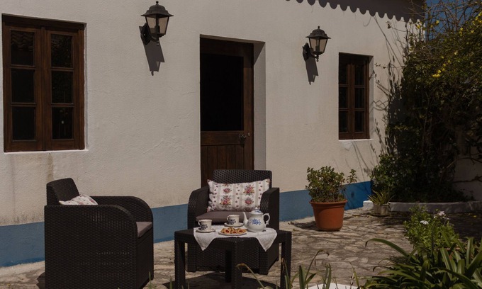 Caldas da Rainha Cottage | Rustic House - Perfect Retreat with Breakfast & Kitchen