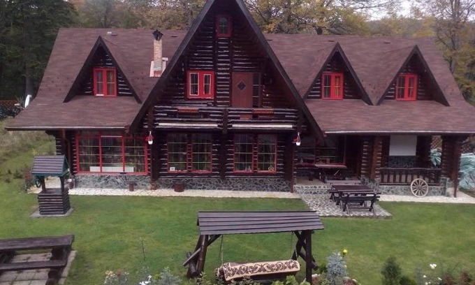 Predeal Cabin | Exceptional Rustic House: Pet & Child Friendly Retreat