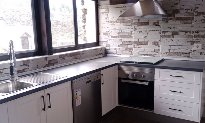 Chirche Cottage | Cozy Rustic House for 6 with Ocean View & Spa Amenities