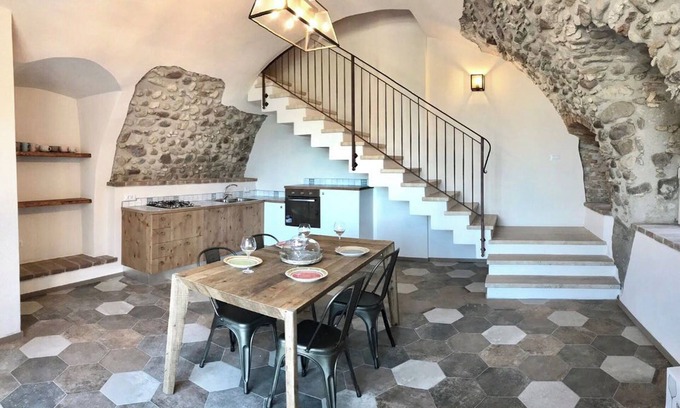 Ponti sul Mincio House | Idyllic Retreat: Lake View House with Pool & Pet-Friendly