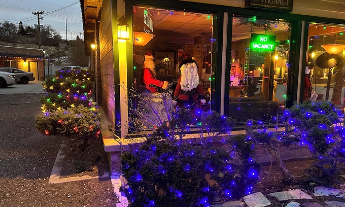 Ely Hotel | Inviting Rustic Inn Motel with Pool and Family Amenities