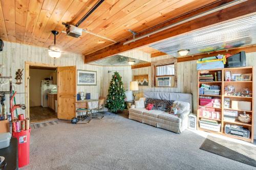 Arcade Apartment | Cozy Jefferson Retreat with Fire Pit Welcoming Families