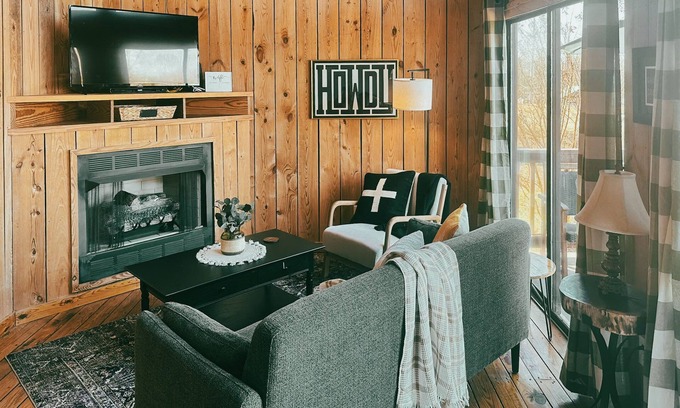 Six Mile Cabin | Romantic Lake Keowee Cabin with Dock & Pool Access