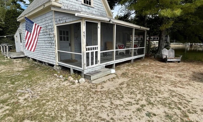 North Sebago Cottage | RUSTIC LAKESIDE COTTAGE. LARGE SANDY BEACH