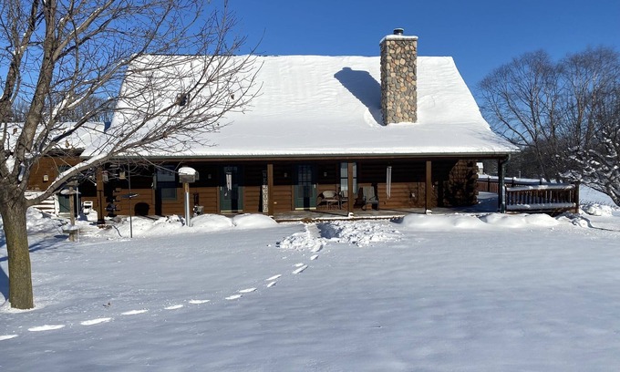 Johnson Creek House | Cozy Log Home with 3 Baths - Perfect for Families