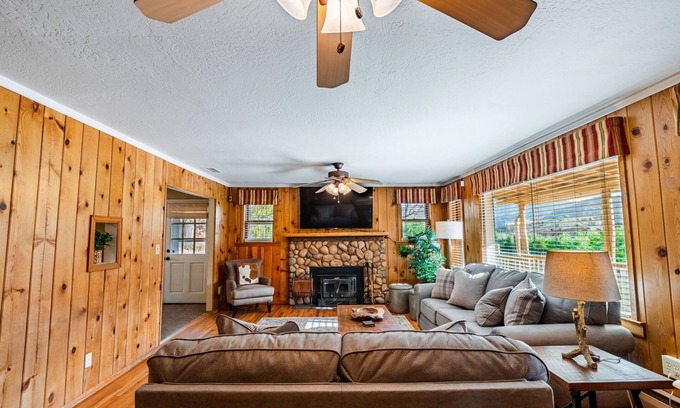 Canon City Cabin | Cozy Lodge Near Royal Gorge Attractions with Family-Friendly Amenities