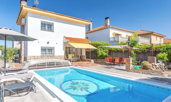 Carranque Ski Chalet | Charming Rustic Retreat with Private Pool & Top-Rated Location
