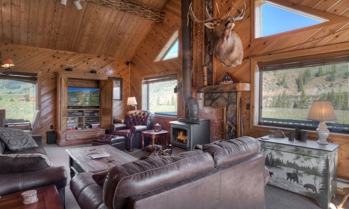 Creede House | Picturesque Log Cabin Retreat Near Creede - Pet Friendly Stay
