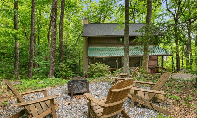 Lake Lure House | Cozy Log Cabin in Rumbling Bald with Pool and Firepit