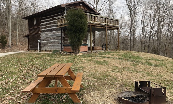 Derby Cabin | Cozy Log Cabin with Spa Near Hoosier National Forest